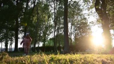 Tatlı bir çocuk altın saatinde mutlu bir şekilde doğayı keşfeder..