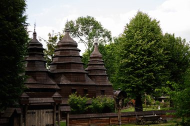Kendine özgü mimarisi, sakin çevresi ve yemyeşil verimli çevresi olan tarihi ahşap bir yapı..