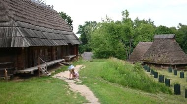 Meraklı çocuklar sazdan çatılı otantik ahşap evleri keşfeder, kırsal mirası ve doğal güzelliği tecrübe ederler..