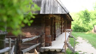 Geleneksel ahşap kulübe, huzur dolu, doğal ve kırsal bir alana yerleşmiş tarihi mimariyi gözler önüne seriyor..