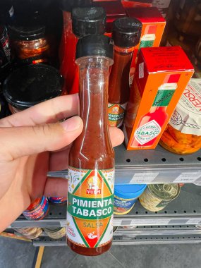 Kyiv, Ukrayna - 24 Haziran 2025: Bir mağazada soslar arasında sergilenen Pimienta Tabasco Salsa sosu şişesinin yakın çekimi
