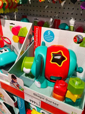 Kyiv, Ukrayna - 24 Haziran 2025: Renkli bir perakende paketinde canlı ve eğitici bir şekil düzenleyici oyuncak.