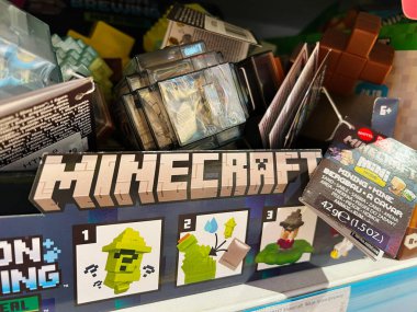 Kyiv, Ukrayna - 24 Haziran 2025: Minecraft oyuncaklarının ve kutularının yakın çekimi renkli bir rafta sergileniyor
