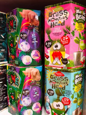 Kyiv, Ukrayna - 24 Haziran 2025: Sümük kitleri ve çimen canavarlarının sergilendiği yaratıcı çocuk oyuncakları, Çimen Canavarı Kafaları.