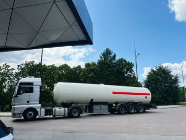 Kyiv, Ukrayna - 24 Haziran 2025: Yeşil alanla çevrili park alanında duran büyük beyaz kamyon