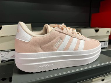 Kyiv, Ukrayna - 24 Haziran 2025: Gündelik moda Adidas spor ayakkabıları açık pembe renkli ve beyaz platform tabanlı