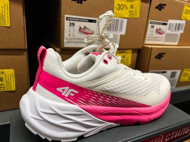 Kyiv, Ukrayna - 24 Haziran 2025: Bir perakende mağazasında sergilenen şık beyaz ve pembe 4F spor ayakkabısının yakın çekimi