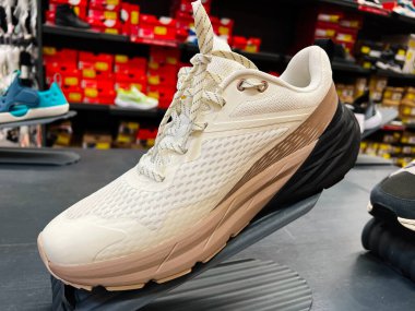 Kyiv, Ukrayna - 24 Haziran 2025: Modern beyaz ve bej renkli spor ayakkabıları spor mağazasında sergileniyor