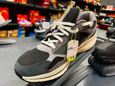 Kyiv, Ukrayna - 24 Haziran 2025: Sports Skechers ayakkabıları ve çok hafif yastıklar perakende sergilenmek üzere mağazanın rafında sergileniyor.