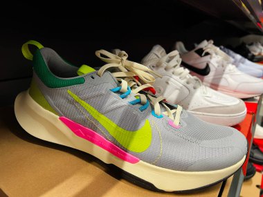 Kyiv, Ukrayna - 24 Haziran 2025: Canlı aksanlı modern atletik Nike ayakkabısı mağaza vitrininde yenilikçi tasarım sergiliyor.
