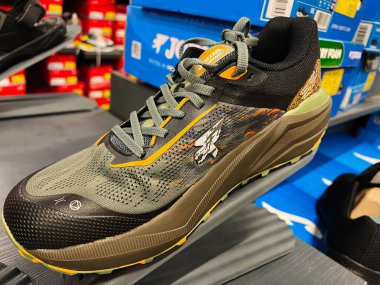 Kyiv, Ukrayna - 24 Haziran 2025: Joma ayakkabısı bir mağazada sergilendi, tasarım ve işlevselliği vurguladı.