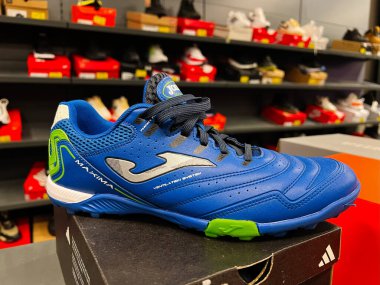 Kyiv, Ukrayna - 24 Haziran 2025: Markette kutularla sergilenen mavi ve yeşil Joma spor ayakkabısı