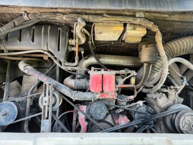 Mekanize parçalar ve kablolar otobüs aracının kaputunun altında ayrıntılı olarak görünür.