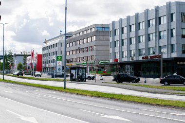 Reykjavik, İzlanda - 28 Haziran 2025: Reykjavik, İzlanda 'da sokak manzaralı yollar, binalar, arabalar ve insanlar.