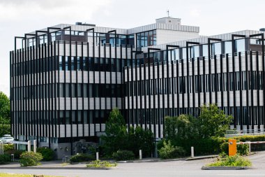 Reykjavik, İzlanda - 28 Haziran 2025: Reykjavik, İzlanda 'da yeşil peyzajla çevrili gösterişli tasarımı olan modern bir bina.