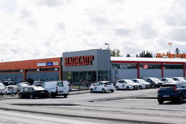 Reykjavik, İzlanda - 28 Haziran 2025: Reykjavik, İzlanda 'daki Hagkaup hipermarket ticari binasının dış görünümü.