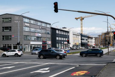 Reykjavik, İzlanda - 28 Haziran 2025: Reykjavik, İzlanda 'da trafik, binalar ve bir inşaat sahası