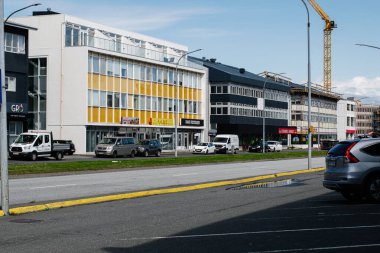 Reykjavik, İzlanda - 28 Haziran 2025: Reykjavik 'te ticari binalar ve araçlarla dolu hareketli bir cadde.