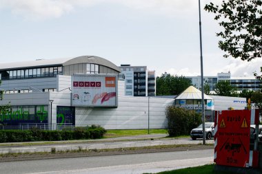 Reykjavik, İzlanda - 28 Haziran 2025: Reykjavik İzlanda 'da güneşli bir günde ticari binalar ve sokak manzarası.