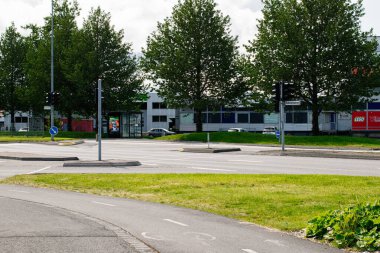 Reykjavik, İzlanda - 28 Haziran 2025: Reykjavik, İzlanda 'da yeşil ve altyapı ile çevrili sakin bir şehir caddesi.