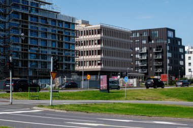 Reykjavik, İzlanda - 28 Haziran 2025: Reykjavik, İzlanda 'da çağdaş mimari kentsel gelişim ve ulaşım