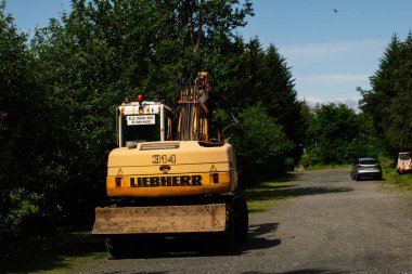 Reykjavik, İzlanda - 28 Haziran 2025: Kazıcı Liebherr Reykjavik, İzlanda 'da kırsal bir yola park etti.