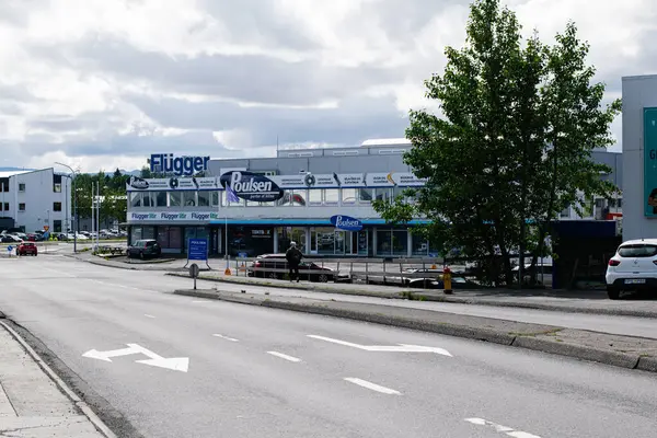 Reykjavik, İzlanda - 28 Haziran 2025: Reykjavik, İzlanda 'daki Business Poulsen mağazası bulutlu gökyüzü altında yerel ticareti gösteriyor. 