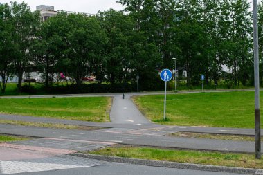 Reykjavik, İzlanda 'da kesişen yollar, yürüyüş yolları, yeşillikler ve sokak tabelaları olan açık bir park.