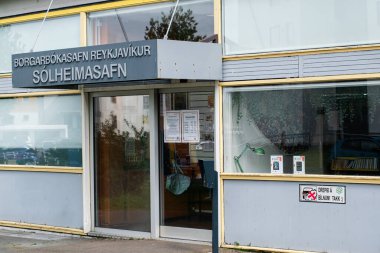 Reykjavik, İzlanda - 05 Temmuz 2025: Reykjavik, İzlanda 'daki Slheimasafn Kütüphanesinin modern cam tasarımı.