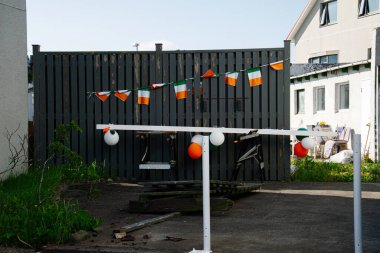 Akranes, İzlanda 'da güneşli bir bahçede İrlanda bayrakları ve balonlarla dekorasyonlar