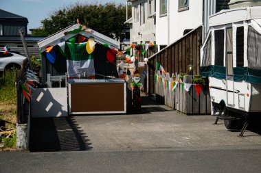 Şenlikler sırasında Akranes, İzlanda 'da İrlanda bayrakları ve madalyalarıyla coşkulu bir kutlama.