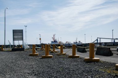 Akranes, İzlanda 'nın kıyı şeridinde demirlemiş tekneler ve liman unsurları yer alıyor.