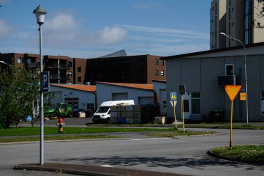 Akranes, İzlanda 'dan sokak manzarası kentsel konut binaları ve yolları gösteriyor.