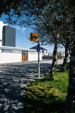 Akranes, İzlanda 'daki banliyö caddesinde hız limiti ve yeşillik var.