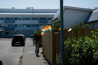 Akranes, İzlanda 'da bir bayram sırasında İrlanda bayraklarıyla süslenmiş bir cadde.