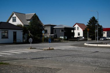 Akranes, İzlanda 'da huzurlu bir caddede büyüleyici modern ve geleneksel evler sergileniyor..