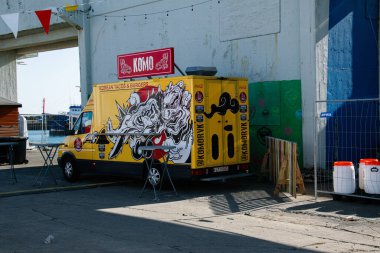 Akranes, İzlanda - 06 Temmuz 2025: Sarı yemek kamyonu Akranes, İzlanda 'da park edilmiş Kore taco ve burgerleri satıyor.