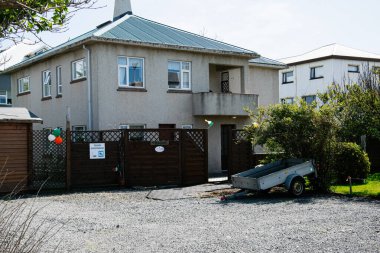 Akranes, İzlanda - 06 Temmuz 2025: İrlanda bayrakları ve İzlanda 'da festival dekorasyonlarıyla konuk evi kutlamaları