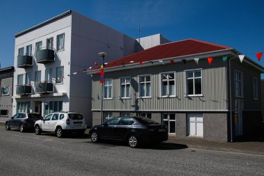 Akranes, İzlanda - 06 Temmuz 2025: İrlanda 'da Akranes, İzlanda' da bayrak ve evlerle dolu canlı bir cadde.