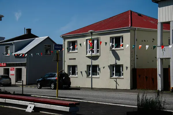 Akranes, İzlanda - 06 Temmuz 2025: İrlanda bayram süsleri ve renkli afişlerle süslenmiş Akranes, İzlanda 'da bir sokak.