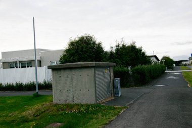 Yol, Akranes, İzlanda 'da yeşillik, kamu hizmetleri ve konutlarla dolu..