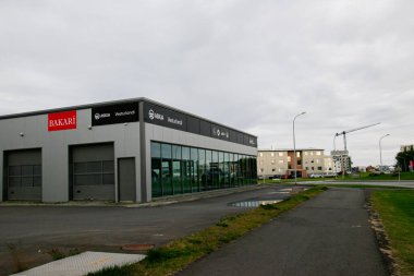 Akranes, İzlanda - 10 Temmuz 2025: Bulutlu bir günde, Akranes, İzlanda 'da bulunan cam cephe binası