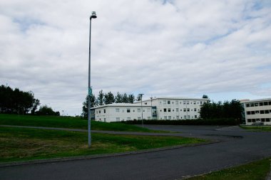 Reykjavik, İzlanda 'da şehir mimarisi, modern beyaz boyanmış binalara ev sahipliği yapıyor..