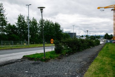 Reykjavik 'te yeşil ve bulutlu bir şehir yolu.