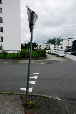 Bulutlu bir günde Reykjavik, İzlanda 'da trafik işaretli şehir caddesi