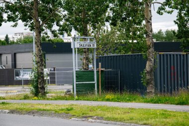 Reykjavik, İzlanda 'da ağaçlar, Skeifan tabelaları ve mimari ayrıntıların yer aldığı şehir manzarası.