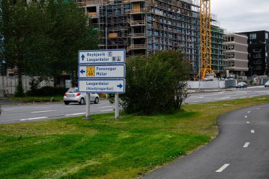 Reykjavik 'teki sokak tabelasında bir inşaat alanı ve yeşil alanın yakınlarında yol tarifi gösteriliyor