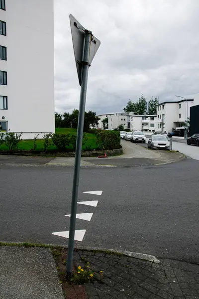 Bulutlu bir günde Reykjavik, İzlanda 'da trafik işaretli şehir caddesi