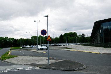 Reykjavik, İzlanda - 12 Temmuz 2025: Reykjavik, İzlanda 'da modern mimari ve bulutlu gökyüzü ile kentsel park alanı
