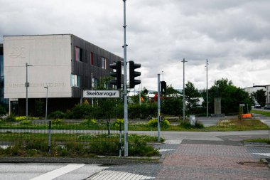 Reykjavik, İzlanda - 12 Temmuz 2025: Reykjavik, İzlanda 'da Skeiarvogur Caddesi' nde trafik ışıkları, tabela ve mimari sergilenen bir şehir